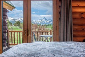 7 habitaciones, escritorio y tabla de planchar con plancha