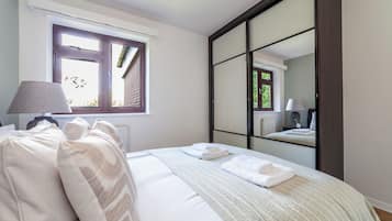 Apartment | 2 bedrooms, hypo-allergenic bedding, individually furnished