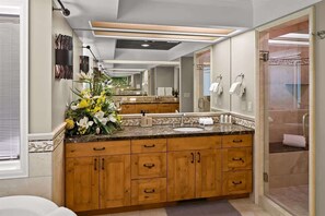 Bathtub, hair dryer, towels, shampoo - Stunning Luxury Paradise with Views, Pool and Hot (Sedona)