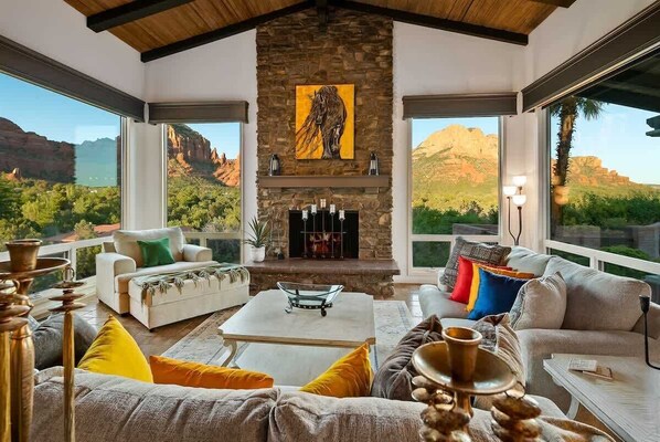 Televisión y chimenea