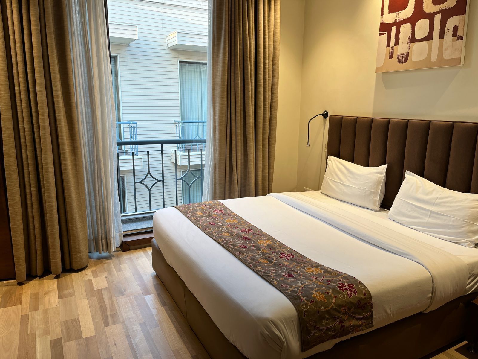 Suite superior, 1 habitación (Deluxe King) | Ropa de cama de alta calidad, minibar, caja fuerte y escritorio