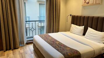 Suite superior, 1 habitación (Deluxe King) | Ropa de cama de alta calidad, minibar, caja fuerte y escritorio