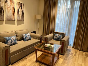 Suite superior, 1 dormitori (Deluxe King) | Sala d'estar | Televisor LED de 32 polzades amb canals per satèl·lit i televisor 