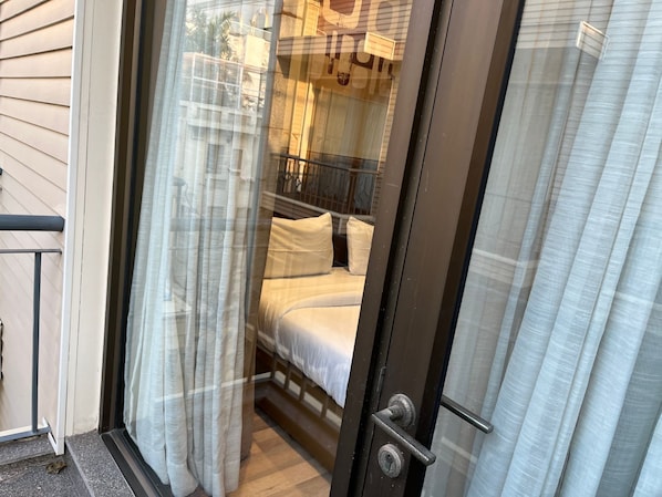 Premium bedding, minibar, in-room safe, desk - UDS Villa - Next to VFS, Walking to Connaught Place (New Delhi)