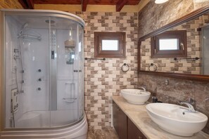 Comfort villa | Badkamer | Een haardroger, handdoeken, zeep, shampoo