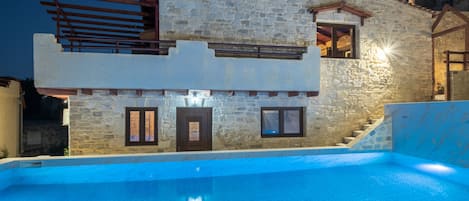 Dr.Suite6 | Outdoor pool | Seasonal outdoor pool, open 8:00 AM to 8:00 PM, pool umbrellas