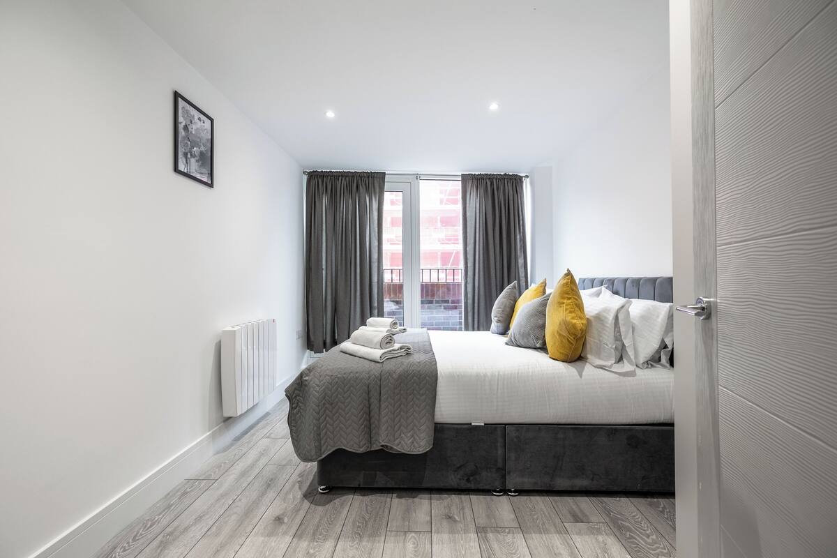 2 bedrooms, iron/ironing board, WiFi (free)