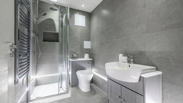 Classic Apartment | Bathroom