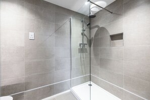 Classic Apartment | Bathroom - Beautiful 2Bedroom House in Central Town (Camberley)