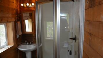 Serviettes fournies, savon, papier toilette