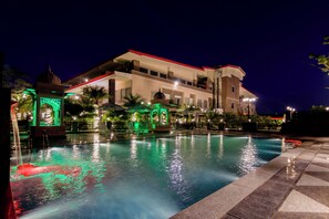 Outdoor pool - Dhauladhar Heights Resort (Dharamshala)