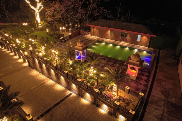 Outdoor pool - Dhauladhar Heights Resort (Dharamshala)