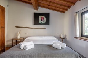 4 bedrooms, iron/ironing board, travel cot, free WiFi - Wonderful private villa for 7 people with A/C, WIFI, TV, patio and panoramic view (Greve In Chianti)