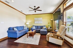 Smart TV, fireplace