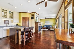 Smart TV, fireplace - Welcome to ISLAND TIME! (St. George Island)