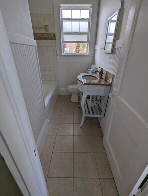 Toallas, jabón, shampoo, papel de baño 