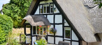 Corner Thatch -  a charming cottage that sleeps 4 guests in 2 bedrooms