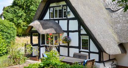 Corner Thatch - a charming cottage that sleeps 4 guests in 2 bedrooms