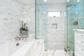 Badewanne, Haartrockner, HandtĂŒcher