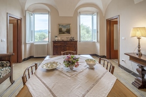 Basic Apartment | Dining room