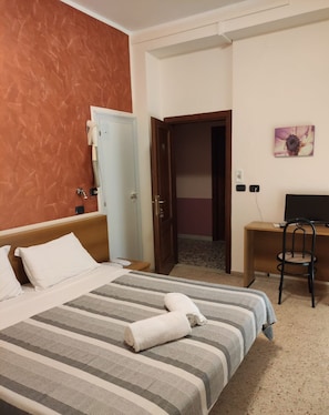 Coffres-forts dans les chambres, bureau, Wi-Fi gratuit, draps fournis