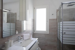 Doccia, asciugacapelli, asciugamani