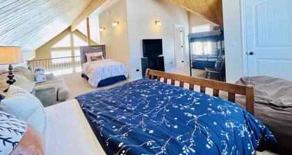 Golf Course Home w/Mtn Views, Hot Tub & Fireplace