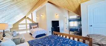 Golf Course Home w/Mtn Views, Hot Tub & Fireplace