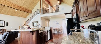 Golf Course Home w/Mtn Views, Hot Tub & Fireplace