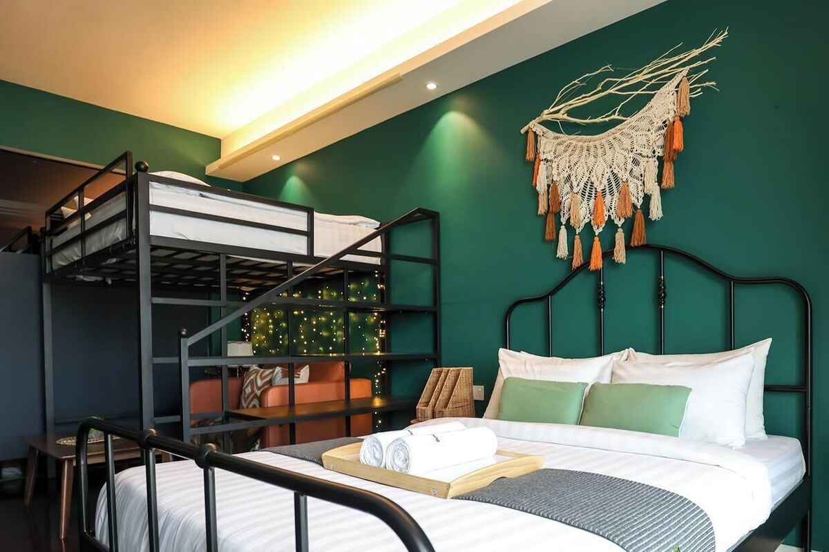 Design Studio Suite, 2 Double Beds | Egyptian cotton sheets, premium bedding, desk, iron/ironing board