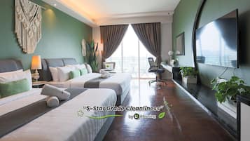 Deluxe studio suite, 2 tweepersoonsbedden, balkon | Lakens van Egyptisch katoen, luxe beddengoed, een bureau