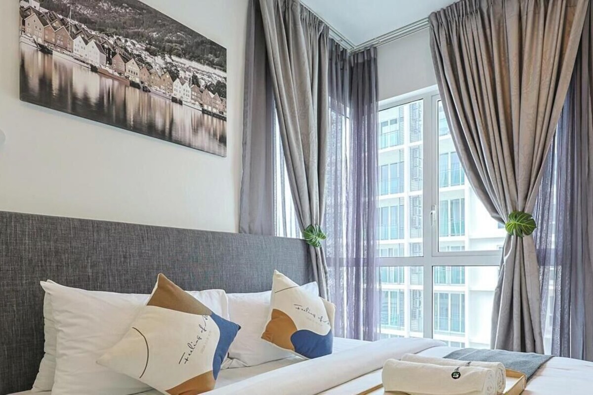 City Apartment | Egyptian cotton sheets, premium bedding, desk, iron/ironing board