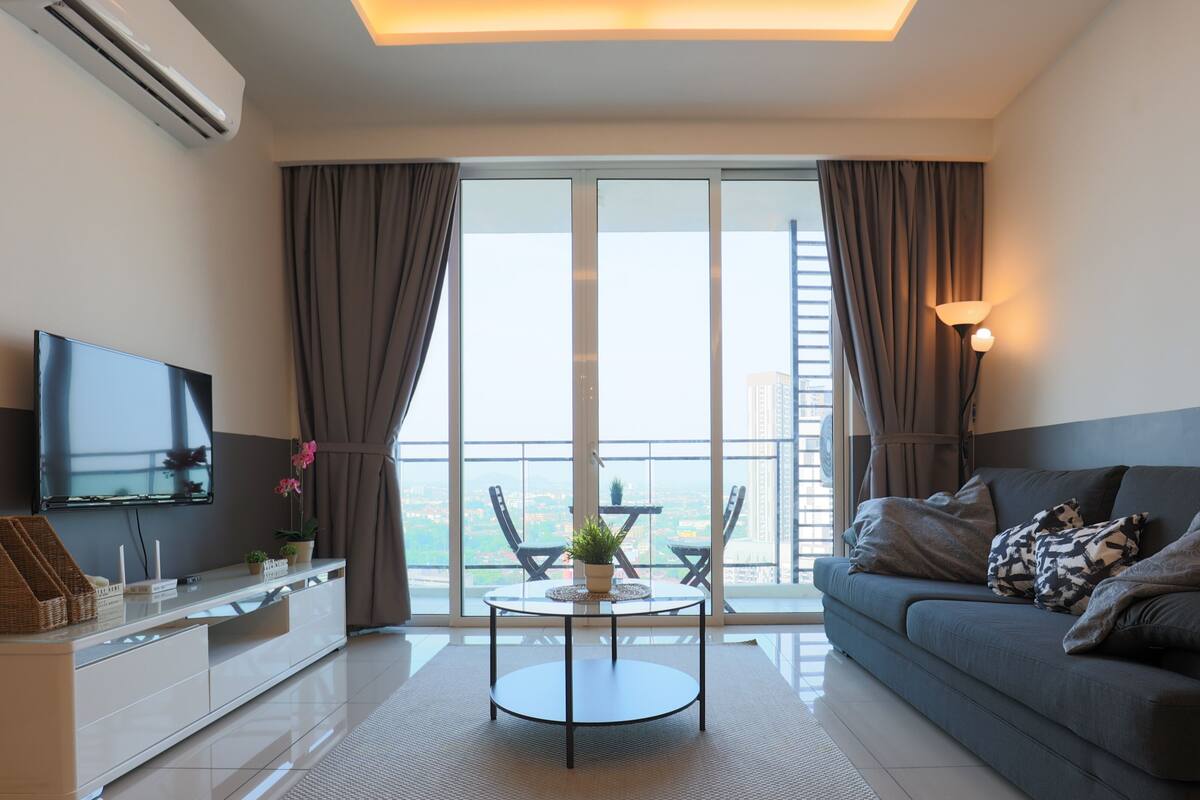 ห้องพรีเมียมสวีท, 3 ห้องนอน, วิวเมือง | บริเวณนั่งเล่น | ทีวีจอแบน 60 นิ้ว พร้อมช่องเคเบิล