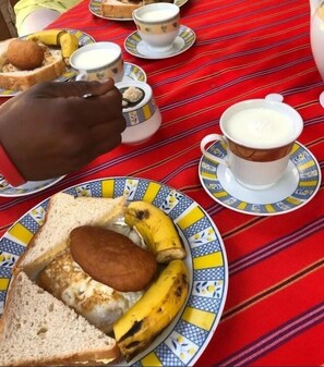Free daily local cuisine breakfast - Banana shade hostel (Arusha)