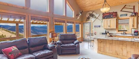 Smart TV, chimenea, estéreo y oficina