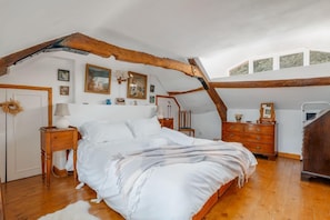 2 bedrooms, iron/ironing board, WiFi