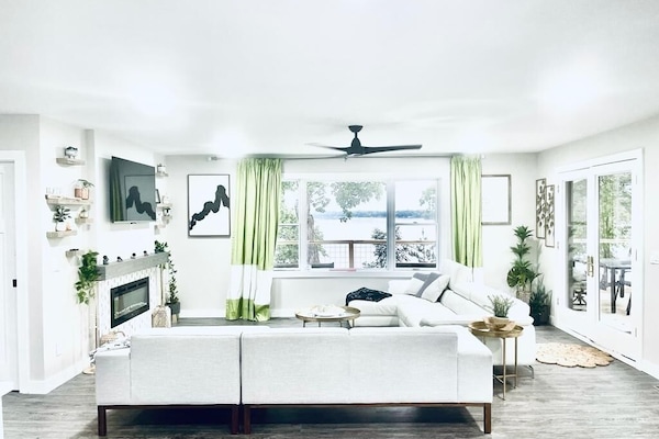 TV connectée, cheminée, table de tennis de table, écrans d'ordinateur