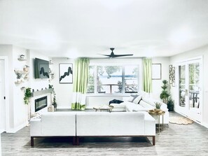 Smart TV, fireplace, ping pong, computer monitors - Experience Luxury, leisure, and lakefront living for the whole family. (Alexandria)