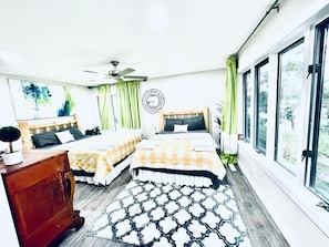 4 bedrooms, desk, iron/ironing board, WiFi - Experience Luxury, leisure, and lakefront living for the whole family. (Alexandria)
