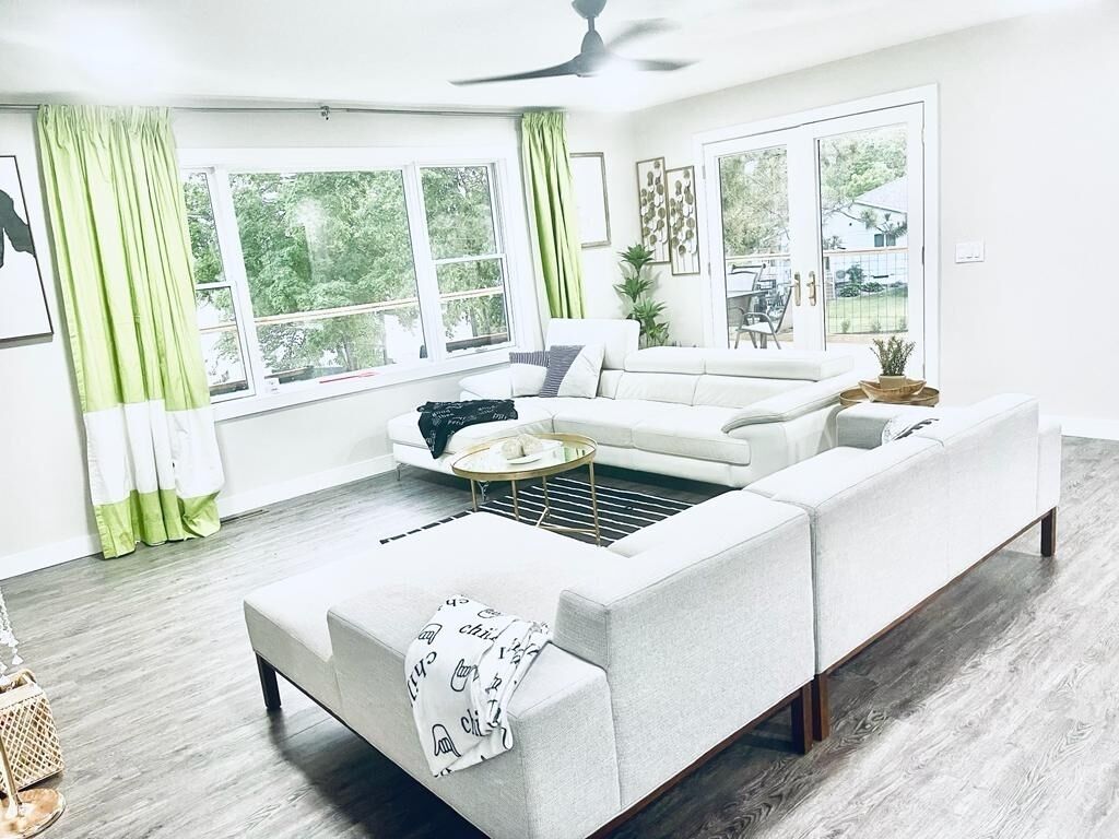 Smart TV, fireplace, ping pong, computer monitors