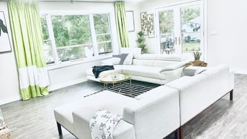 智能電視、壁爐、乒乓球設施、電腦螢幕