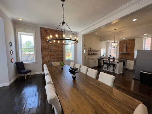 Historic 3 Story Home - Sleeps 20!