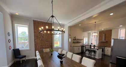 Historic 3 Story Home - Sleeps 20!