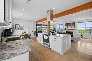 Fridge, microwave, oven, stovetop - Spa/Pool, GameBarn, Pickleball, FirePit, Big Views (Driftwood)