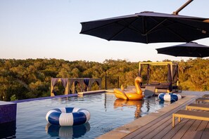 A heated pool - Spa/Pool, GameBarn, Pickleball, FirePit, Big Views (Driftwood)