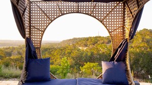 Una cama con vistas a un paisaje montañoso.