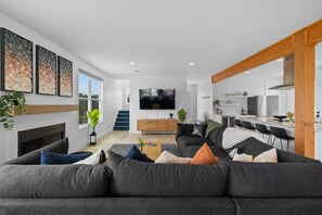 Smart TV, chimenea, futbolito y tenis de mesa