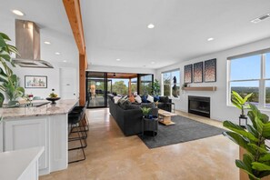 Smart TV, chimenea, futbolito y tenis de mesa