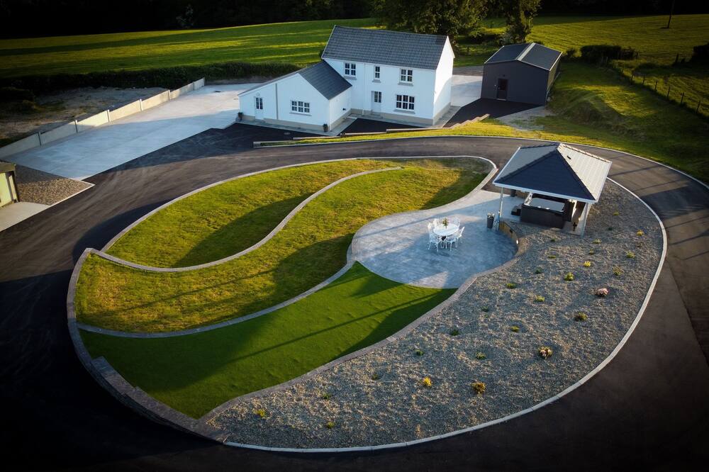 Beautiful farm house with luxury hot tub