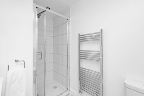 Badekar, hårføner og håndklær